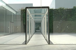 光庭3のガラスのコリドー。光庭だけでなく、常設展示作品『緑の橋』の下も潜り抜ける。（作品："Green Bridge", 2004, Patrick Blanc）