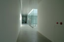 光庭4に至るシークエンス。独立した展示室群の間にスッポリと抜けた光の空間が挿入されている。
