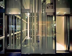 透明なエレベーターホール壁面