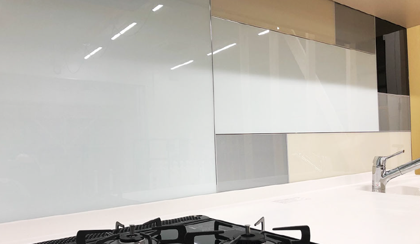 内装用軽量カラーガラス ラコベルプリュム Agcのglassplaza