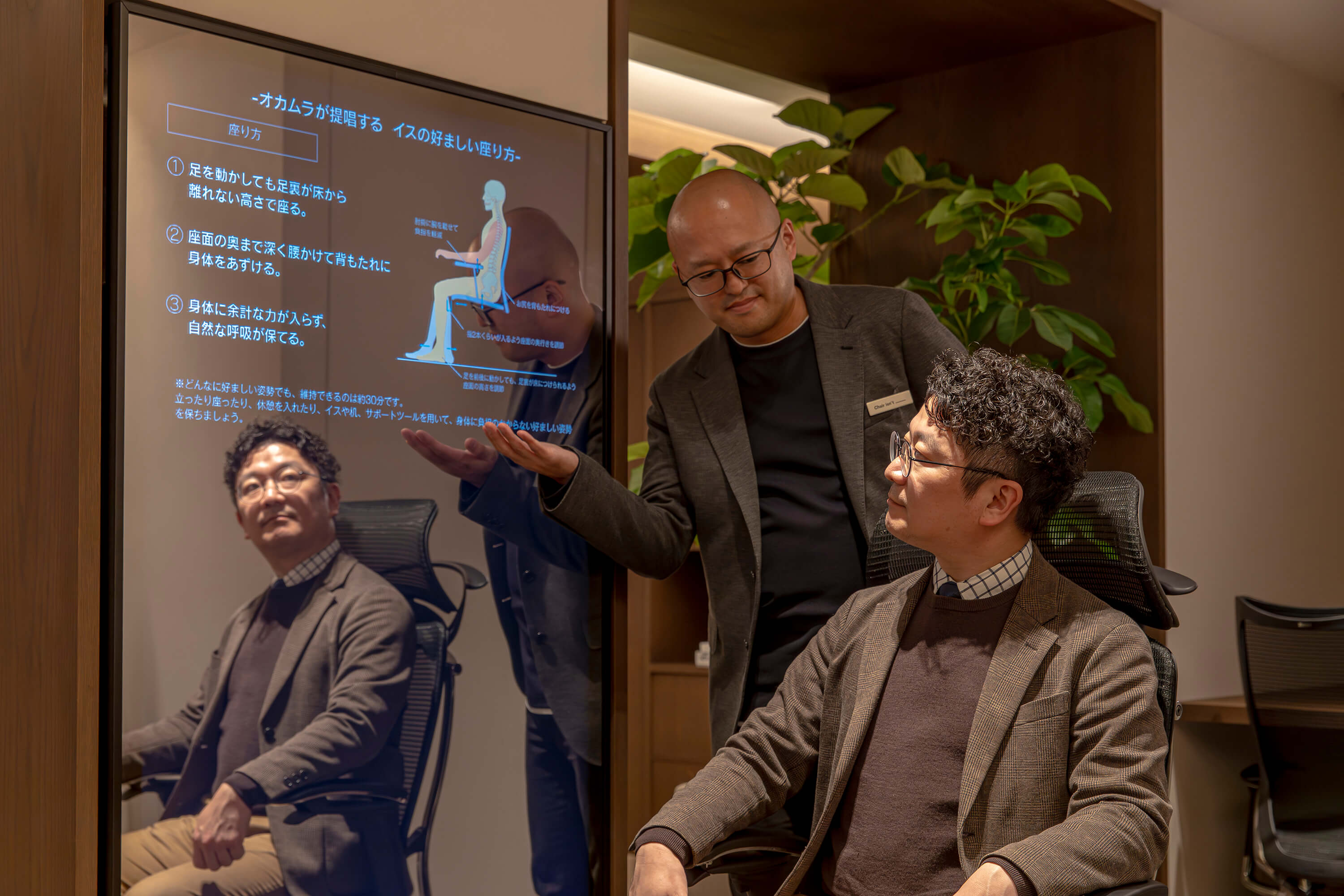 ミラリアに映る自身を見ながら、正しい座り方を学ぶ様子