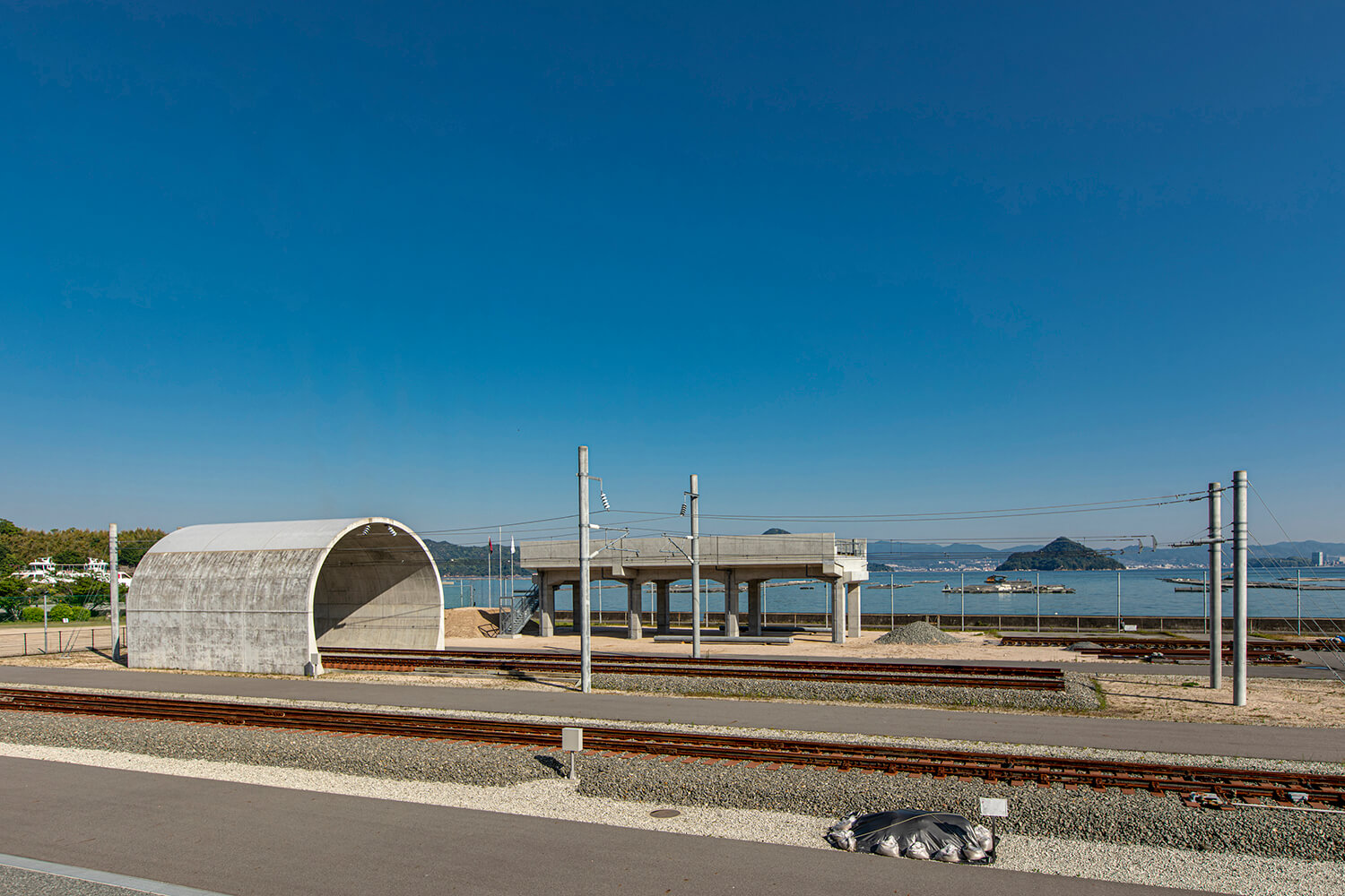 広島湾の海岸に面した旧切串中学校(江田島市)の土地と校舎を取得し開設した様子