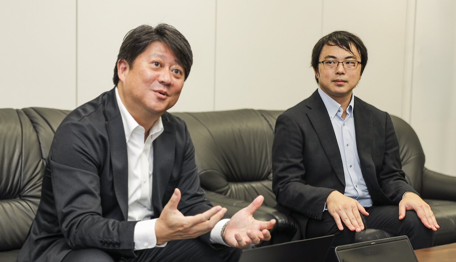 久保井大輔氏（左）と宮嶋裕基氏（右）のインタビュー画像