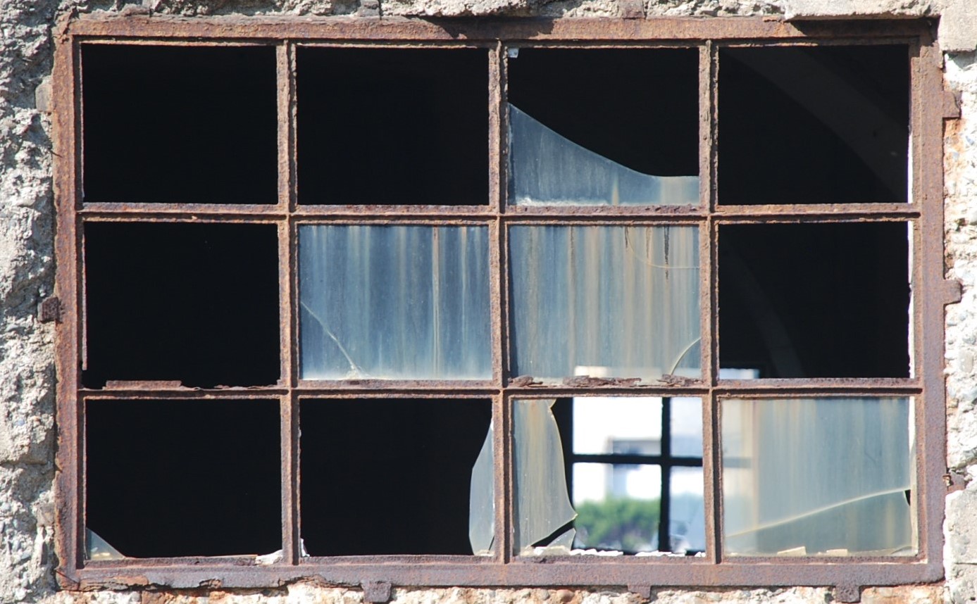 廃屋の窓ガラス