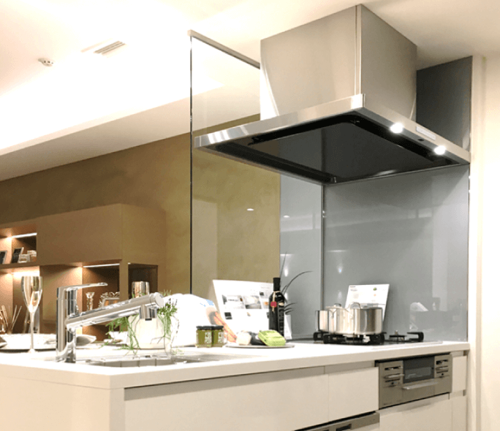 高級感あるキッチンのガラスパネルにのイメージ